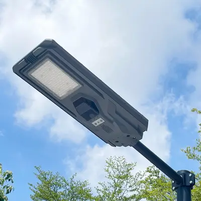 Lampadaire Solaire Starship III Haute Luminosité (800W - 1200W)